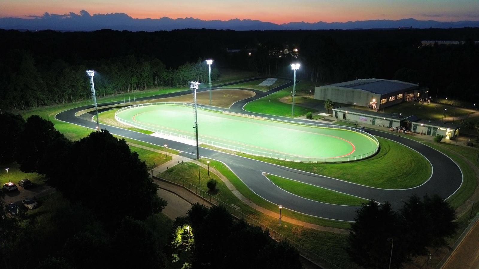 L'impianto di Cardano al Campo illuminato al tramonto