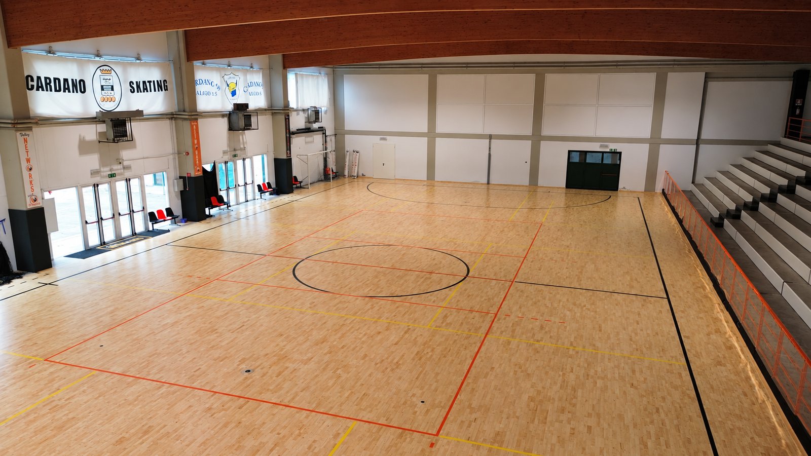 Il parquet del palazzetto visto dalla tribuna
