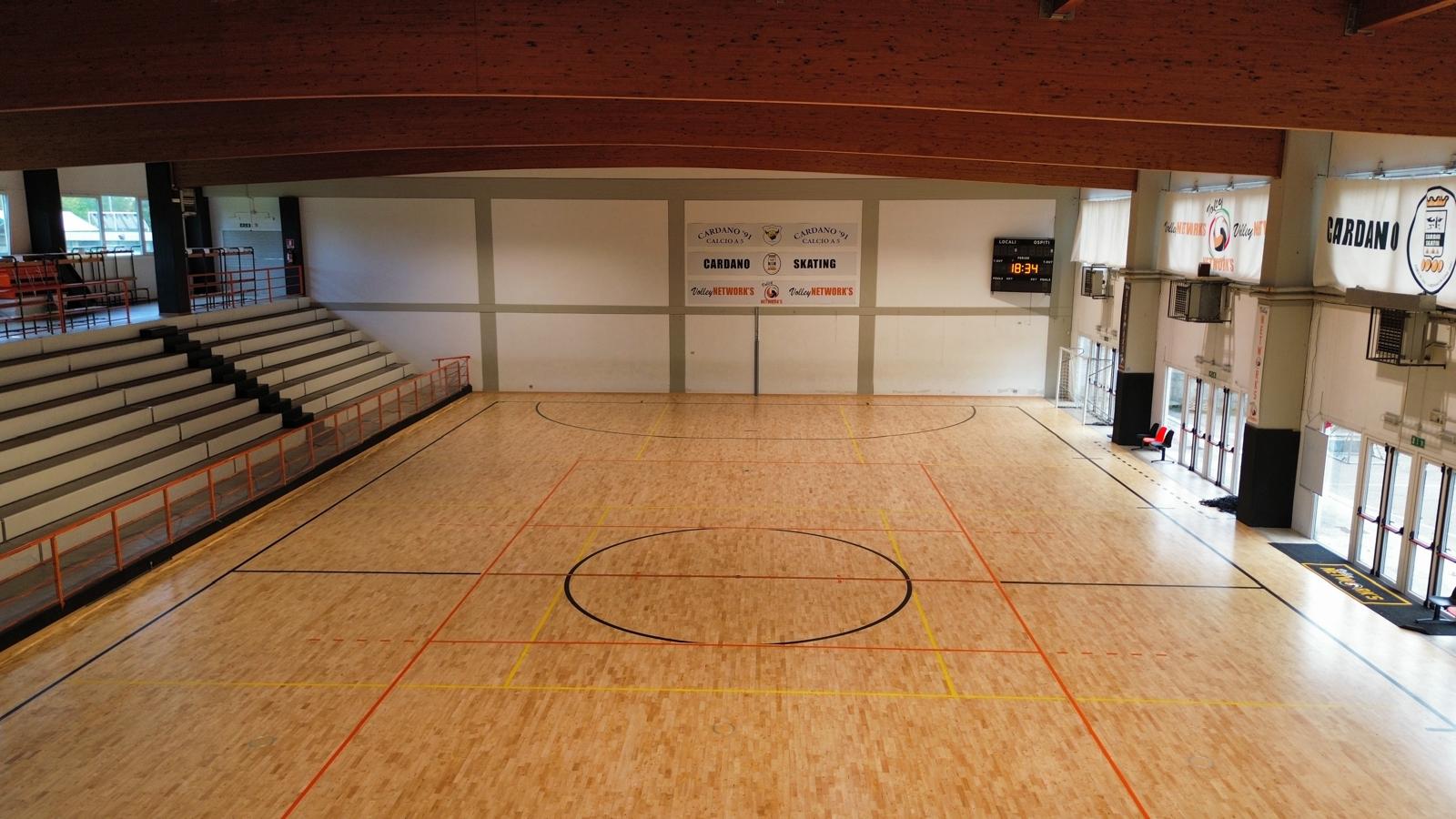 Il campo di gioco e la tribuna del palazzetto