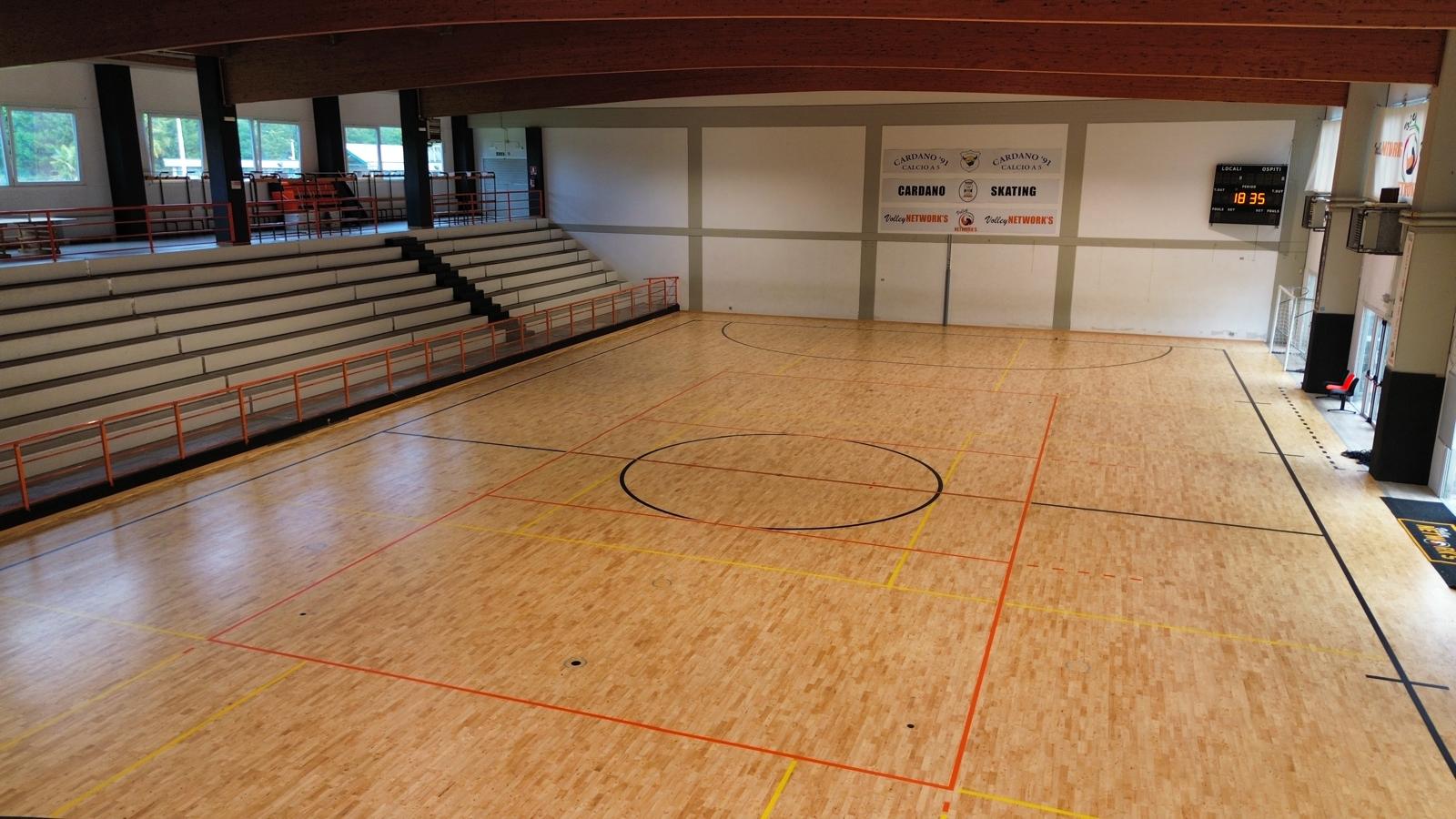 Vista d'insieme del campo, della tribuna e del tabellone